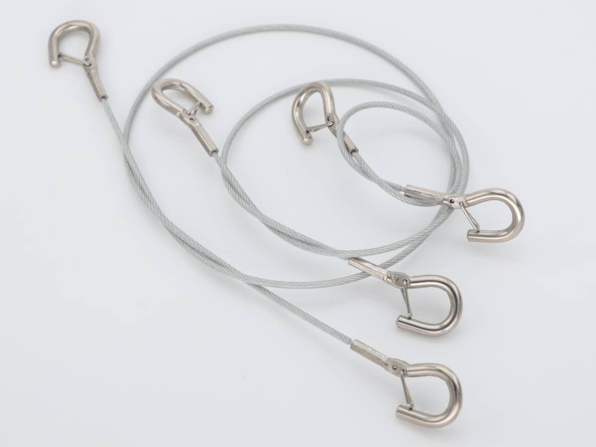 Карабин на тросе для флагштока