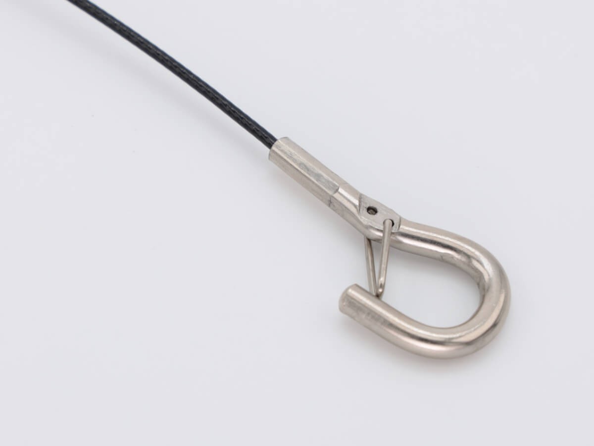 Трос из оцинкованной стали Ø1.2 мм в чёрной оплетке ПВХ Ø1.5 мм с крюком A263M