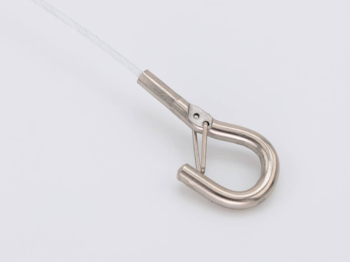 Трос из оцинкованной стали Ø1.2 мм в белойй оплетке ПВХ Ø1.5 мм с крюком A263M